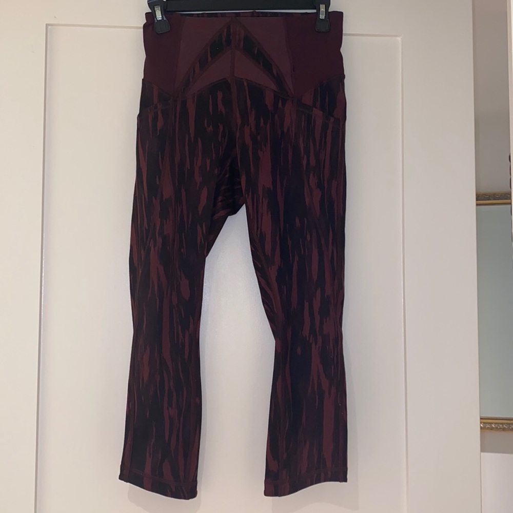 Lululemon maroon/black cropped leggings
